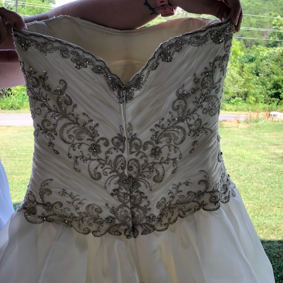 Wedding dress - Picture 3 of 8